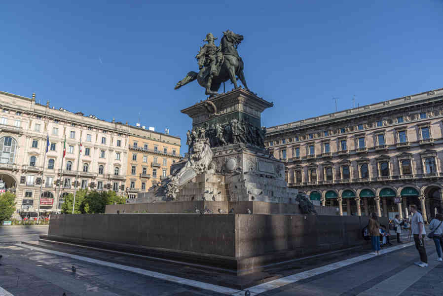 Italia - Milán 034 - plaza del Duomo - monumento a Vittorio Emanuele II.jpg